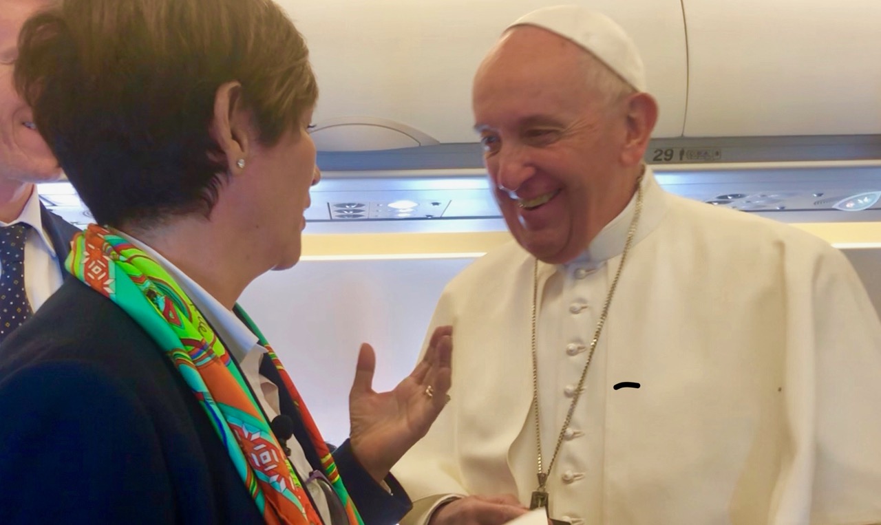 Charlando con el Papa Francisco en un vuelo papal