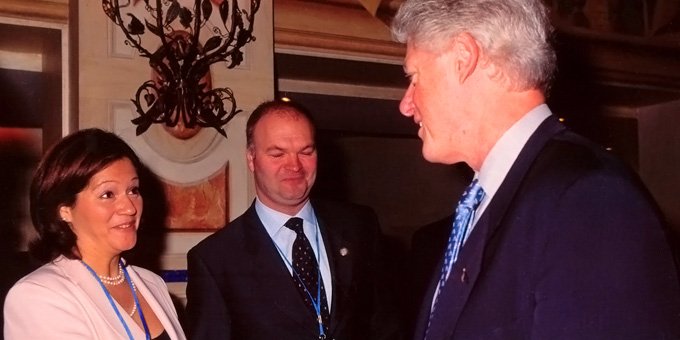 2001 · Con Bill Clinton