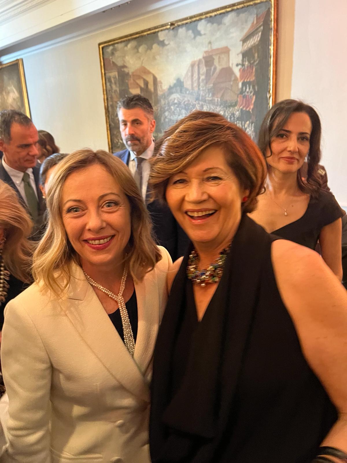 Con Giorgia Meloni, primera ministra de Italia