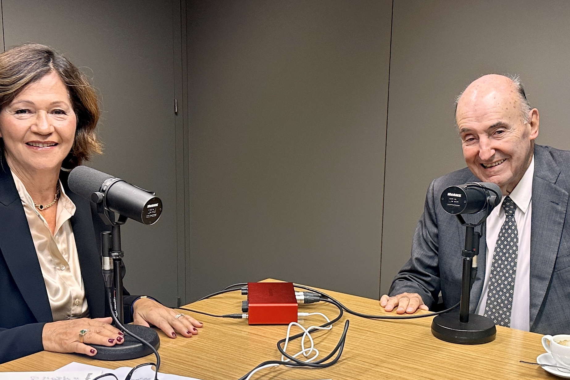 Alicia Romay con Miquel Roca Junyent